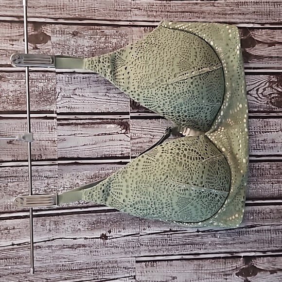 Victoria's Secret Other - Body by Victoria Lightly Lined Plunge Bra